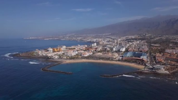 西班牙加那利群岛特内里费岛洛斯克里斯蒂亚诺斯度假村和卡米森海滩的空中全景。