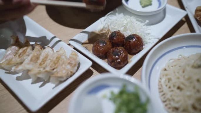 制作章鱼烧鱿鱼丸油炸或烧烤是日本料理