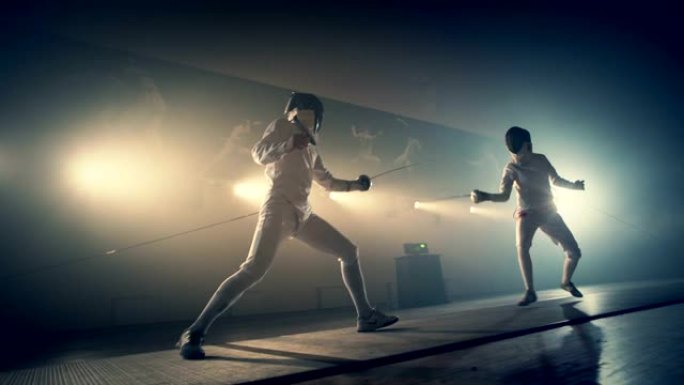 两名击剑运动员决斗的镜头。两名专业击剑手在花剑搏斗中表现出精湛的剑术。击剑训练。慢动作在ARRI A
