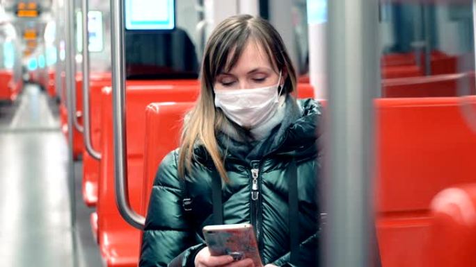 地铁车厢里戴着医用口罩的年轻女子