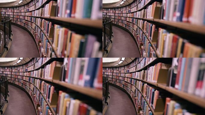 斯特迪卡姆开枪了。相机沿着装满纸质书的架子向前移动。瑞典斯德哥尔摩巨大的圆形图书馆