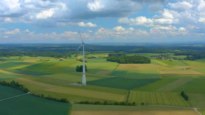 德国黑森林一片草地上的风力涡轮机