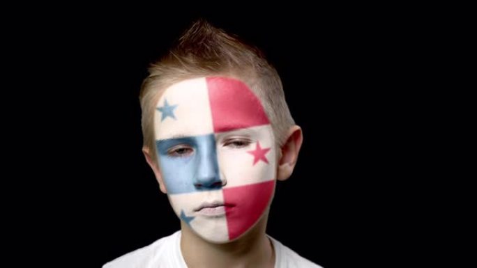 可怜的巴拿马足球队球迷。脸上涂着民族色彩的孩子。