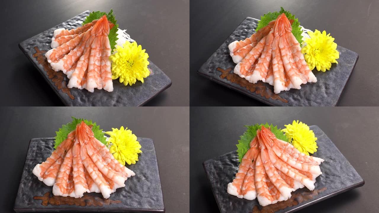 日本食物甜虾生鱼片晚餐在转台上。