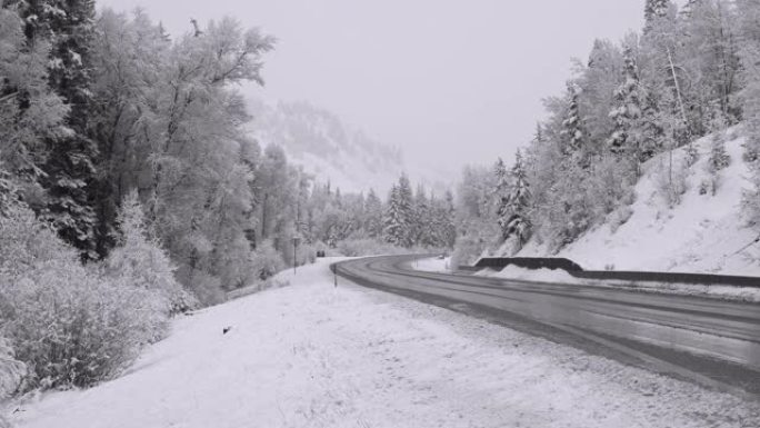 科罗拉多州山区高速公路降雪下危险驾驶