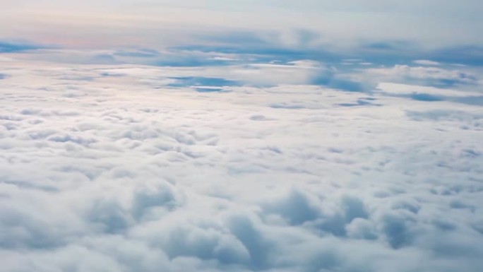 飞越柔和的光云。透过飞机窗户看