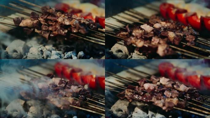 肉烤肉串在烧烤架上烹饪