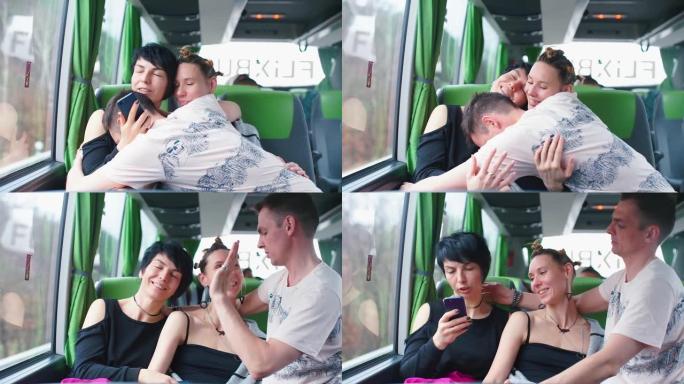 一名男子在旅游巴士上与两名女子拥抱。