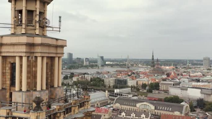 拉脱维亚里加-2019年5月: 里加背景下科学院象征主义建筑的鸟瞰图。