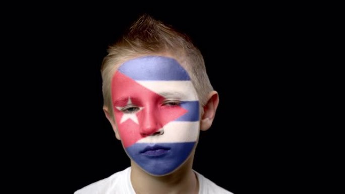 可怜的古巴足球队球迷。脸上涂着民族色彩的孩子。