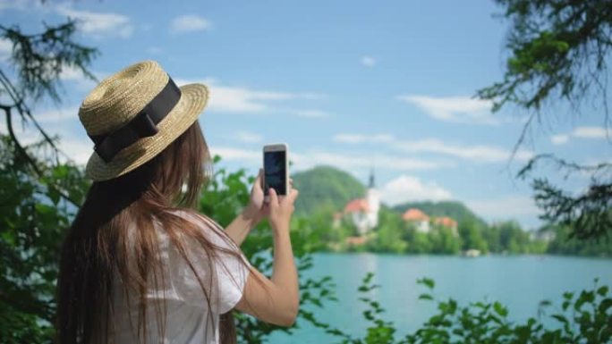 女孩想分享斯洛文尼亚布莱德湖的风景并拍照