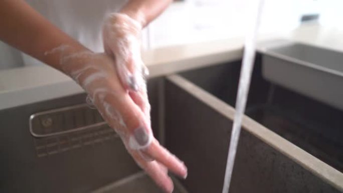 用洗手池上的肥皂彻底清洗和擦洗手，以清除细菌和病毒。