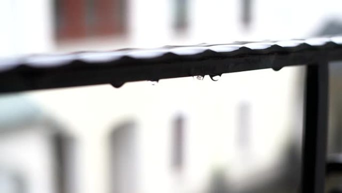 黑色钢栏杆上的雨滴，下雨天