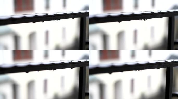 黑色钢栏杆上的雨滴，下雨天