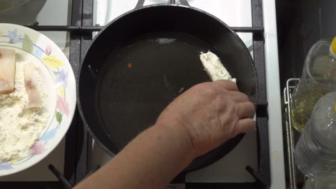 用食用油在铸铁煎锅中制作平底锅炸鳕鱼片