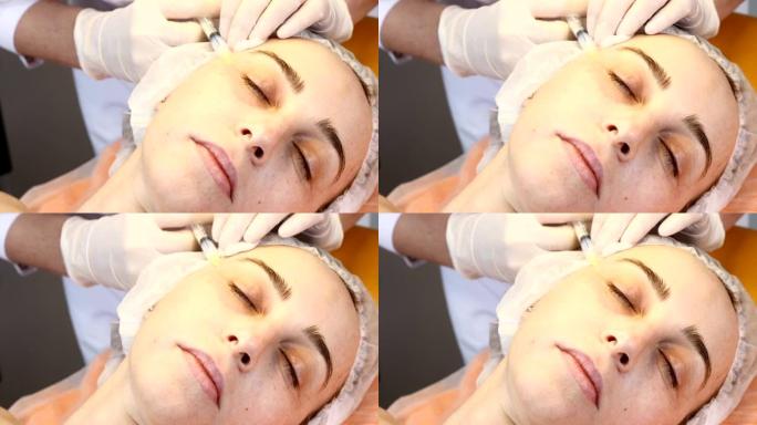 戴手套的美容师给眼睛周围区域注射瘦脸。女性客户在医疗诊所接受面部美容手术。液体螺纹注射。胶原蛋白