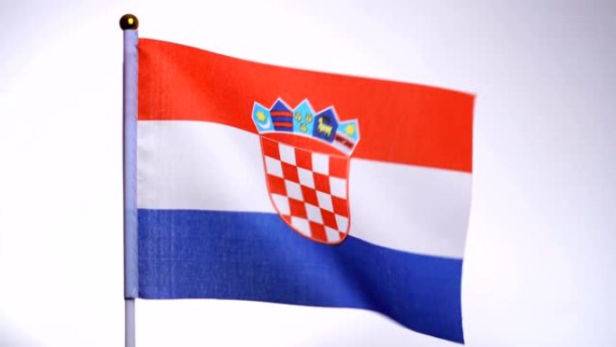 旗杆上的克罗地亚国旗在风中飘扬。