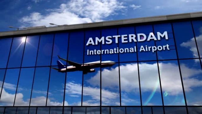 飞机降落在阿姆斯特丹的飞机在航站楼中镜像