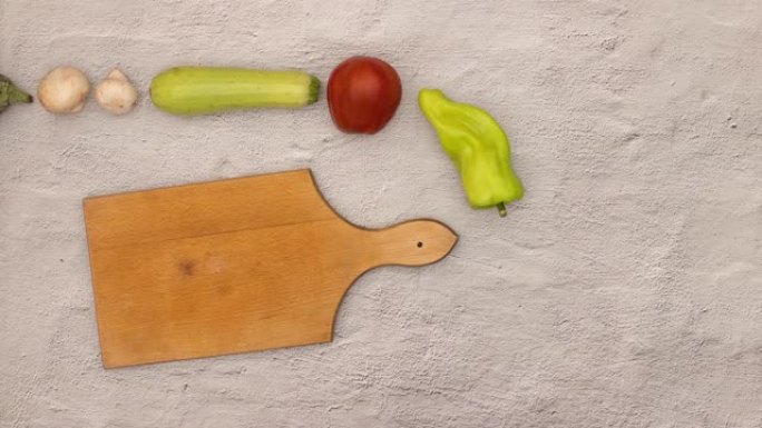 在切菜板上切蔬菜并制作沙拉-停止运动