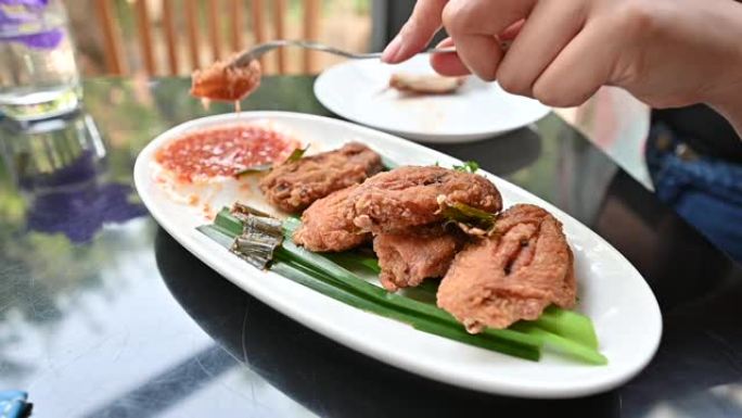 脆皮炸鸡食谱。用甜辣酱油炸烹饪小吃和入口食品。