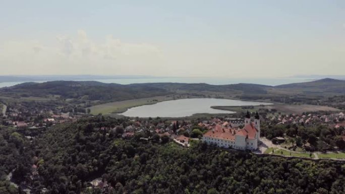 匈牙利巴拉顿湖附近的蒂汉尼村鸟瞰图