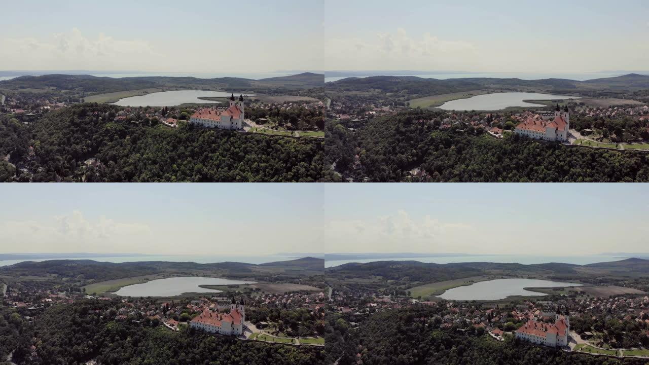 匈牙利巴拉顿湖附近的蒂汉尼村鸟瞰图