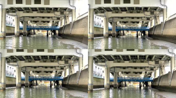 日本东京大桥下的河水