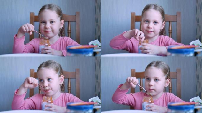 可爱的小女孩在小玻璃罐里吃新鲜水果泥或酱汁