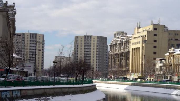 丹博维塔河地区的交通汽车和现代建筑。布加勒斯特，罗马尼亚，2020。