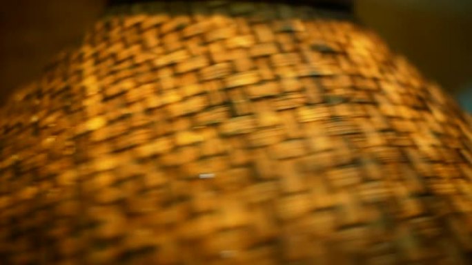 用竹片编织的木头制成的手工灯的特写纹理。