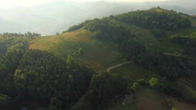 塞尔维亚一座山的航拍。无人机的观点，塞尔维亚的山在夏天的颜色。