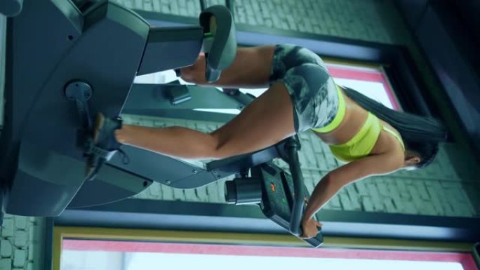 健身女子在健身房做有氧运动。
