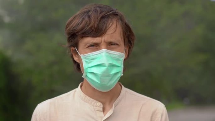 戴着医用口罩的年轻人站在雾蒙蒙的空气中。空气污染概念。危险空气概念