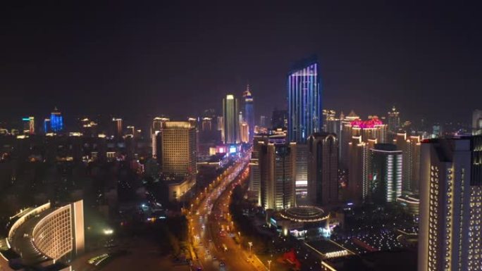 飞越青岛市市区夜间照明表演交通街空中全景4k中国
