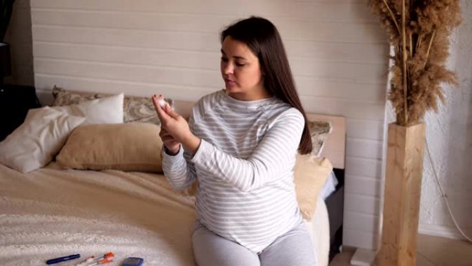 一名孕妇在胰岛素注射器中获得胰岛素的特写镜头。糖尿病。