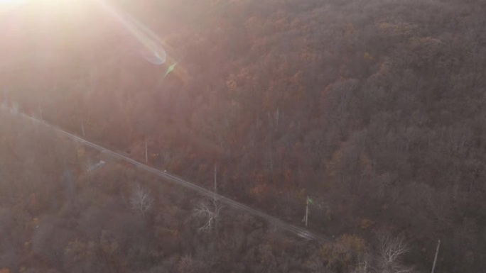 秋天，山间的空铁路。美丽的光线，鸟瞰图