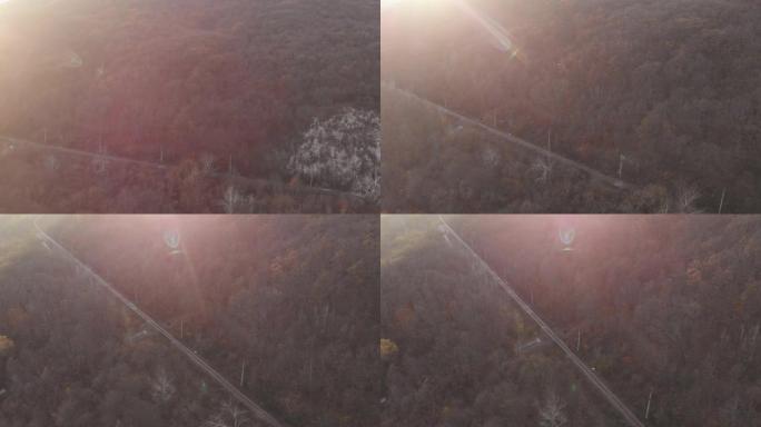 秋天，山间的空铁路。美丽的光线，鸟瞰图