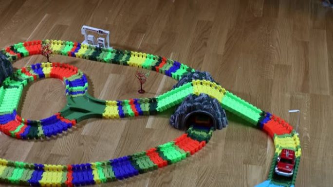 美丽的彩色赛道汽车玩具套装。儿童和玩具概念。