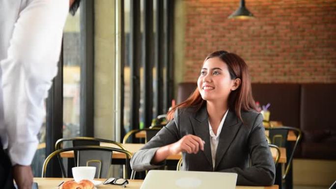 商务人员工作面试由人力资源官在办公室握手带着幸福的笑脸。女商人经理面对面采访坐在会议室的员工。求职面
