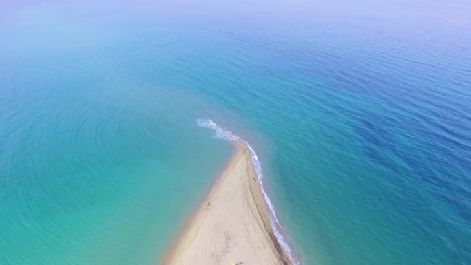 阿克拉·埃帕诺米 (Akra Epanomi)-沙滩两侧的沙滩和绿松石海的尽头