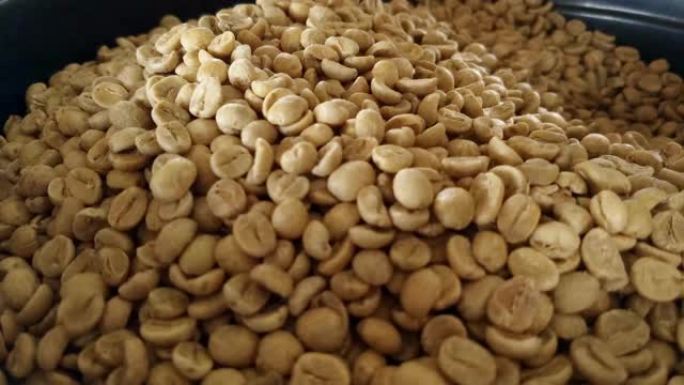 一位咖啡经验丰富的人检查了咖啡豆的烘焙，以查看其质地，颜色，高品质的选择。意大利的概念，卓越的品质和