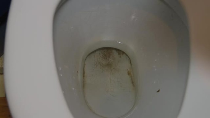 在肮脏的厕所里用水流冲洗的钱