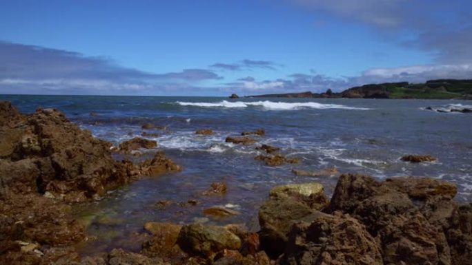 海浪撞击在岩石海滩上