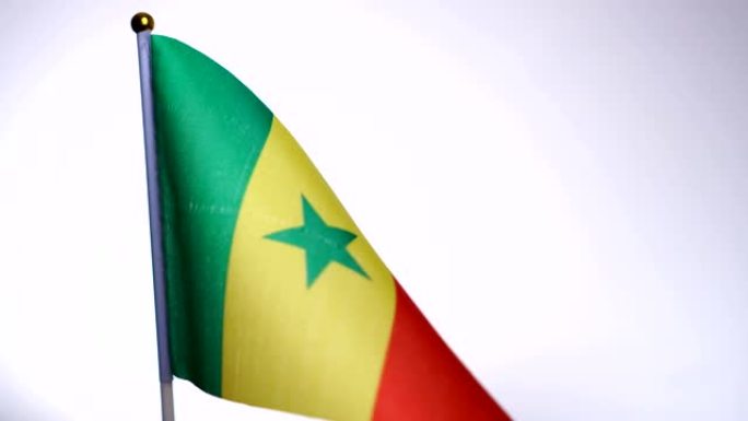 喀麦隆国旗在旗杆上迎风飘扬。