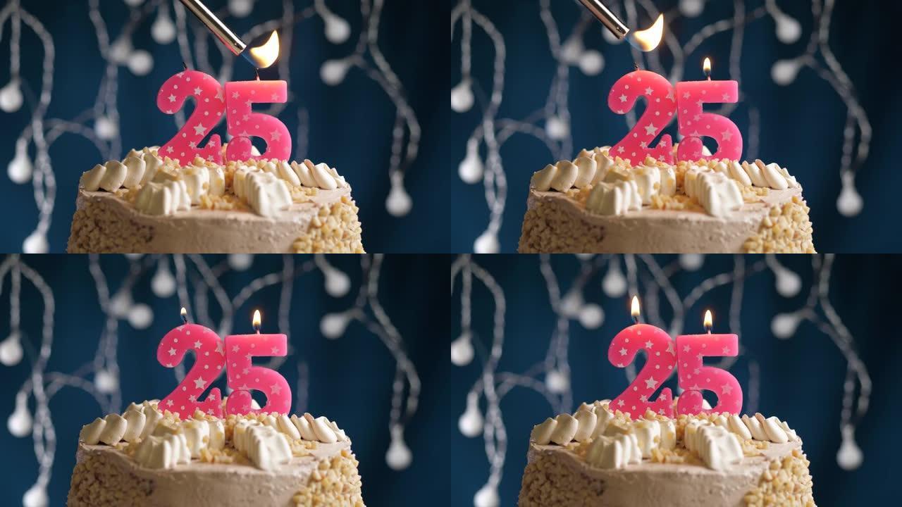 蓝色背景上有25号粉色蜡烛的生日蛋糕。蜡烛着火了。慢动作和特写视图