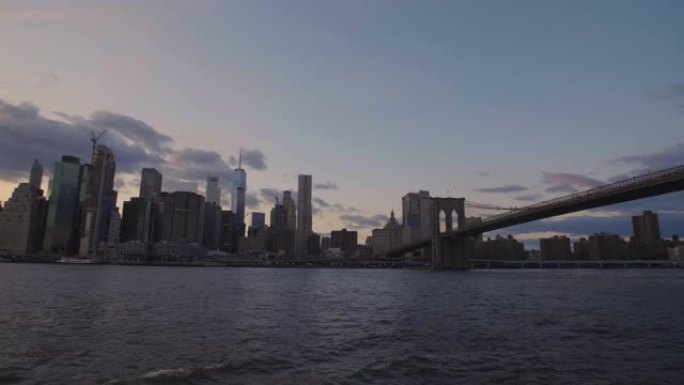 日落时曼哈顿下城的天际线
