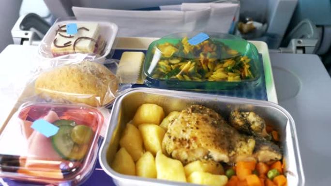 飞机上以4k慢动作60fps提供美味的饭菜