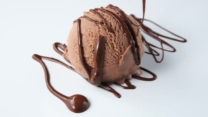 融化的巧克力倒在冰淇淋上