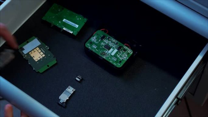 工人手将微芯片设备放在桌子上