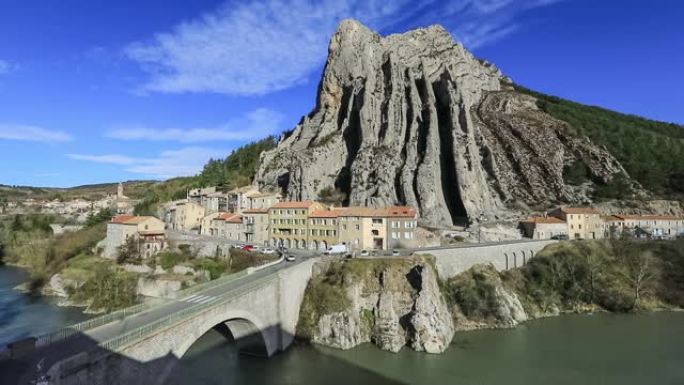 法国Sisteron的Durance河上不寻常的形状岩石和桥梁